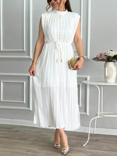 Elegantes plissiertes Midikleid mit halbhohem Kragen und Schleife